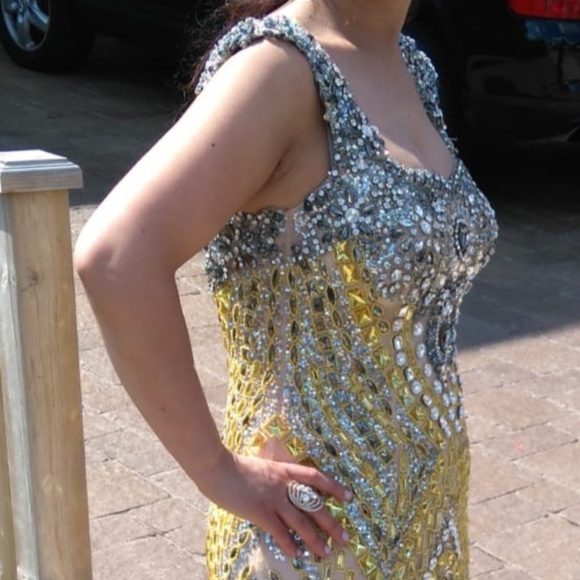 Dresses & Skirts - Beautiful evening dress size 4  worn once and is in great condition. perfect for